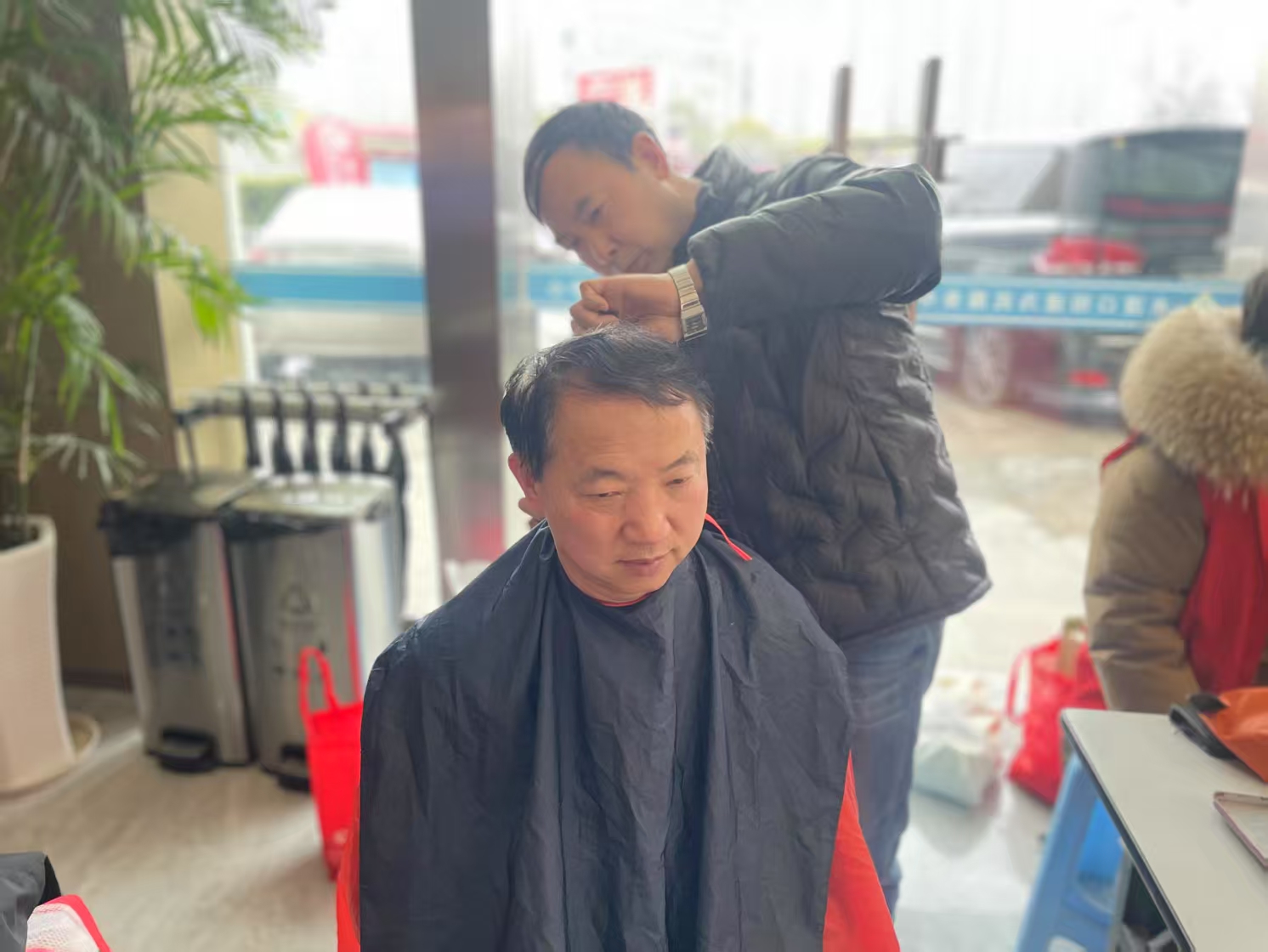 为退役老兵理发.jpg