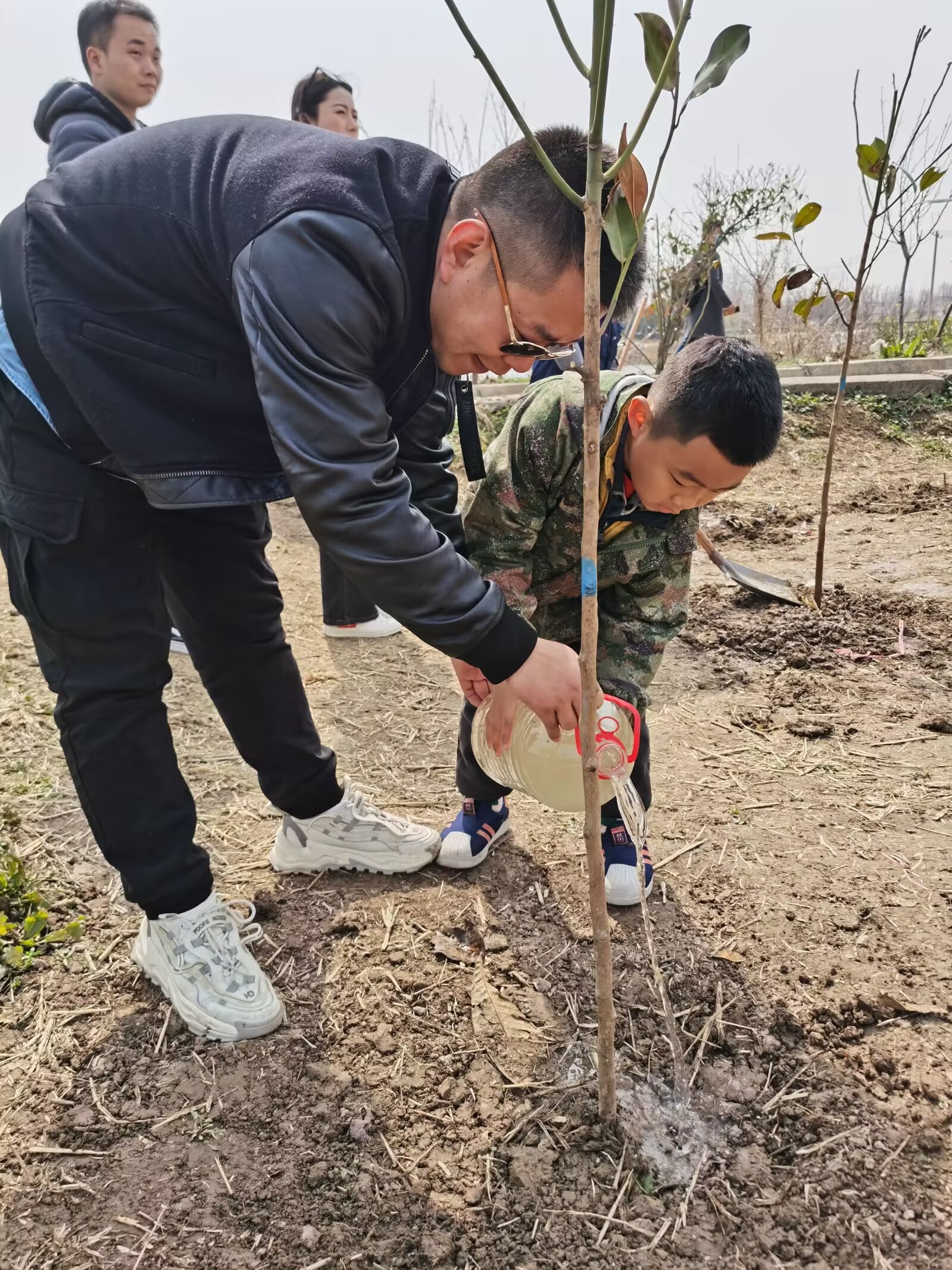 郭楷敏参加学校义务植树5.jpg
