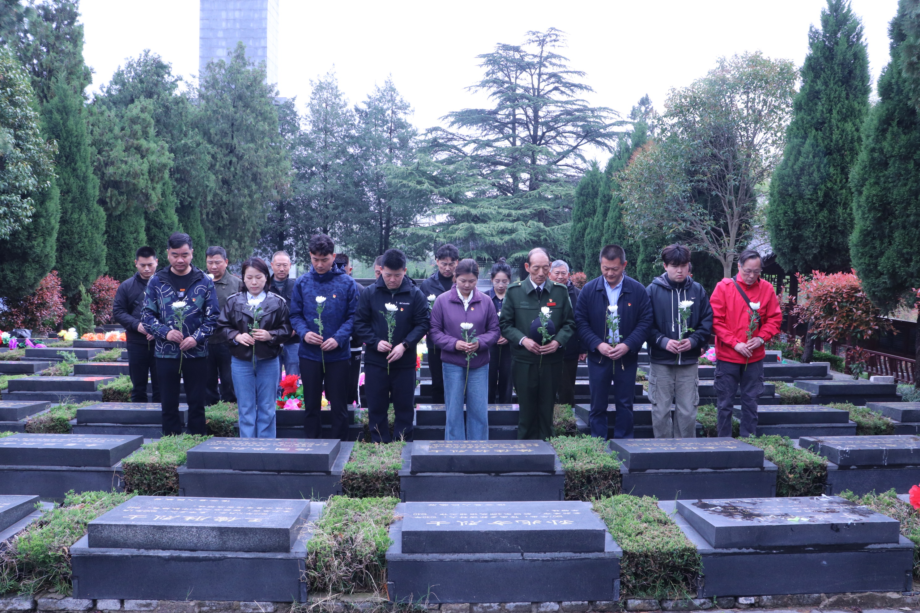 向徐佳标烈士墓敬献菊花、肃立默哀.jpg 向徐佳标烈士墓敬献菊花、肃立默哀.jpg