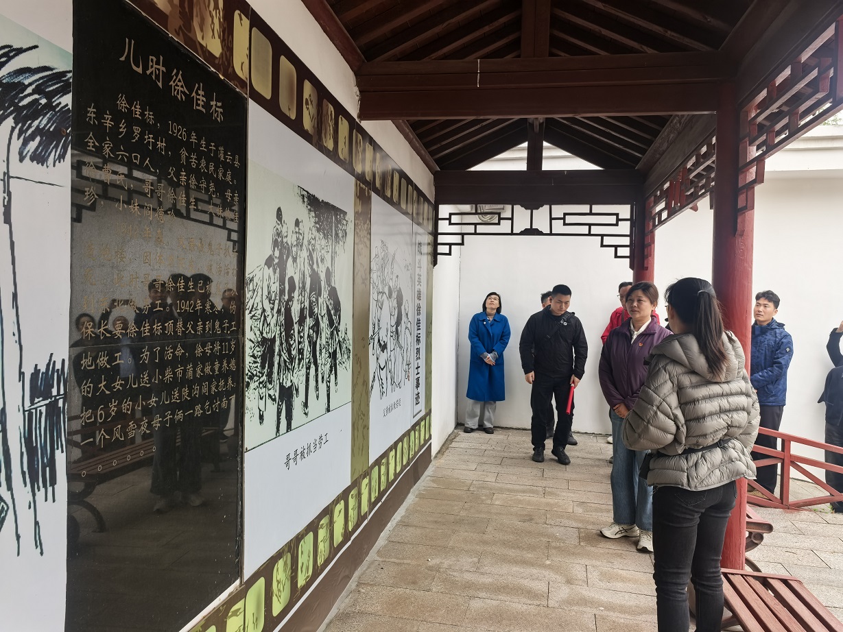 参观徐佳标烈士事迹长廊.jpg 参观徐佳标烈士事迹长廊.jpg