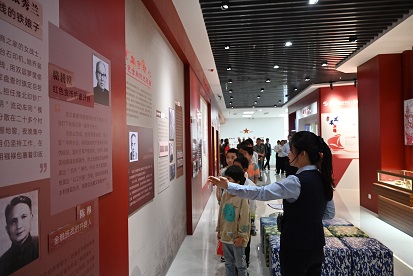六一送温暖 党建护成长3.JPG