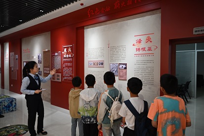 六一送温暖 党建护成长2.JPG