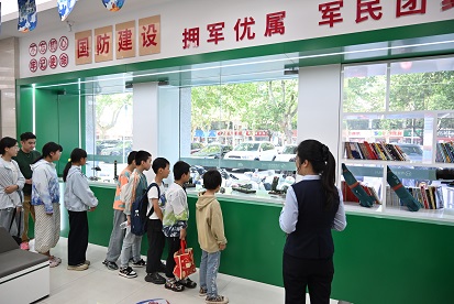 六一送温暖 党建护成长1.JPG